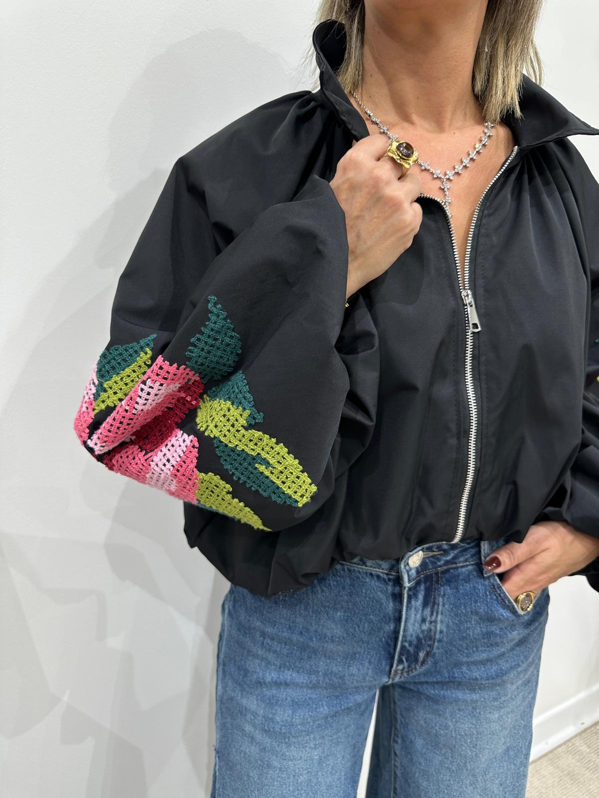 Veste Noire Brodée Fleurs – Alba