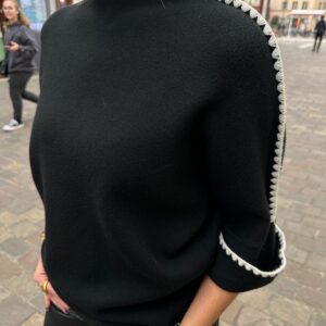 Pull Noir à Col Montant et Finitions Contrastées Écrues – Éliséane