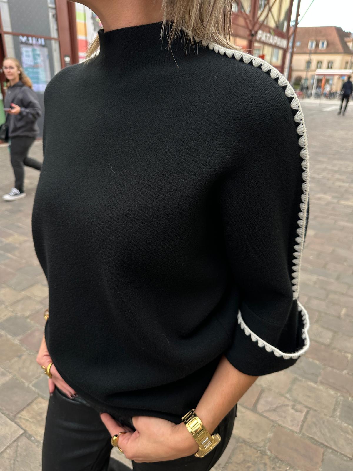 Pull Noir à Col Montant et Finitions Contrastées Écrues – Éliséane