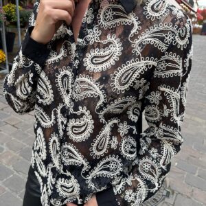 Chemise Noire en Dentelle Brodée à Motifs Cachemire Écrus – Priscillia