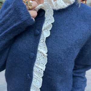 Gilet Bleu Marine en Maille Douce à Volants en Broderie Anglaise – Théophanie