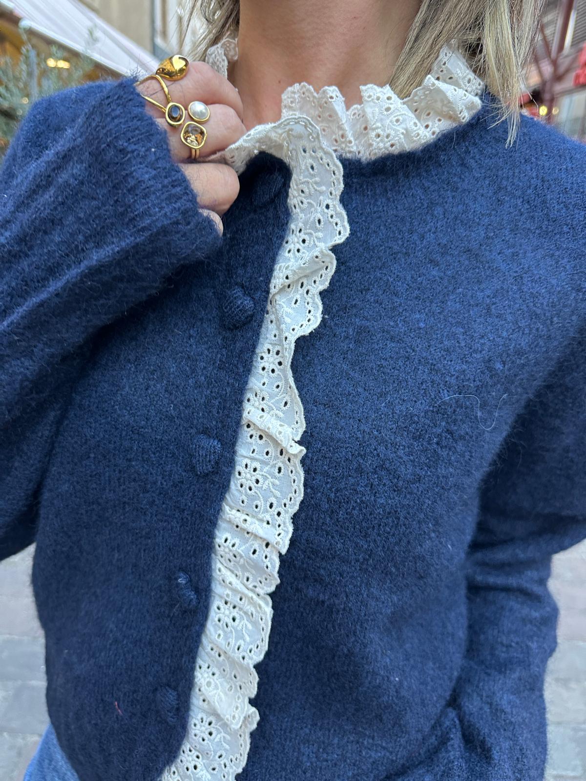 Gilet Bleu Marine en Maille Douce à Volants en Broderie Anglaise – Théophanie