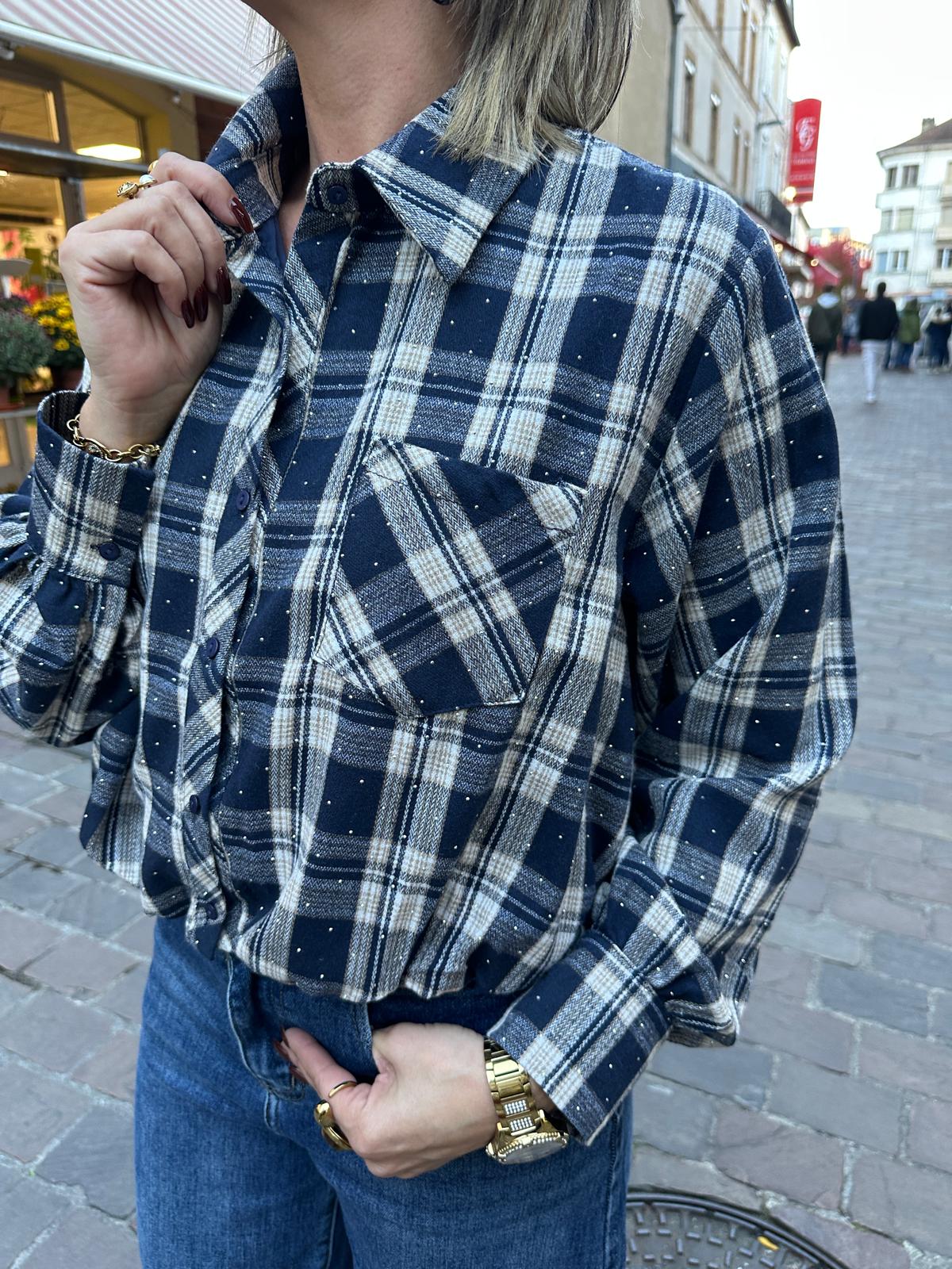 Chemise à Carreaux Bleu Marine et Écru Ornée de Strass – Éméria
