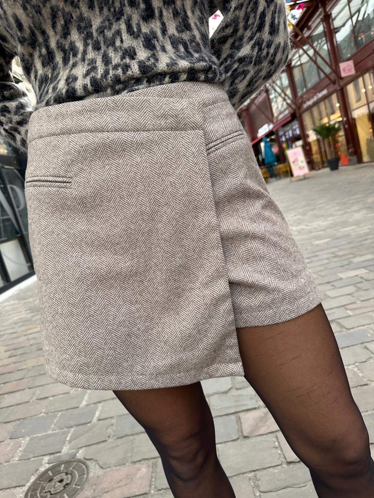 Jupe Short Tailleur Chevrons Taupe – Mélisande