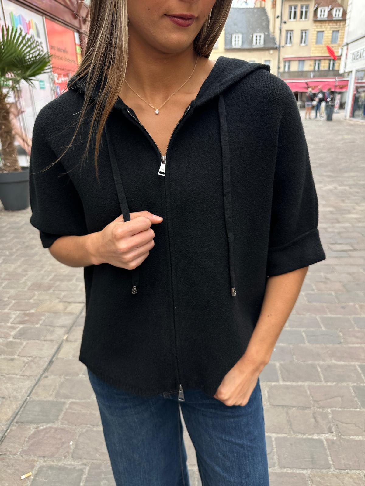 Gilet Zippé à Capuche Noir – Cléophée
