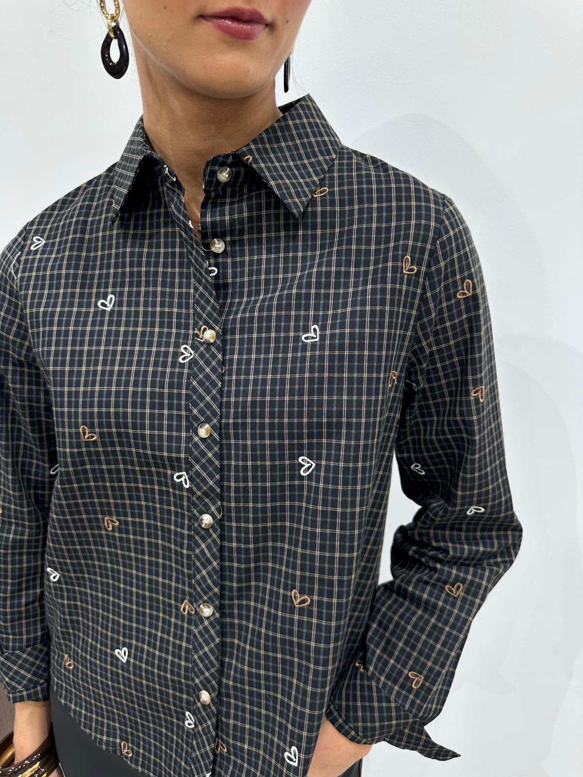 Chemise à Carreaux Brodée de Coeurs Noire – Clotilde