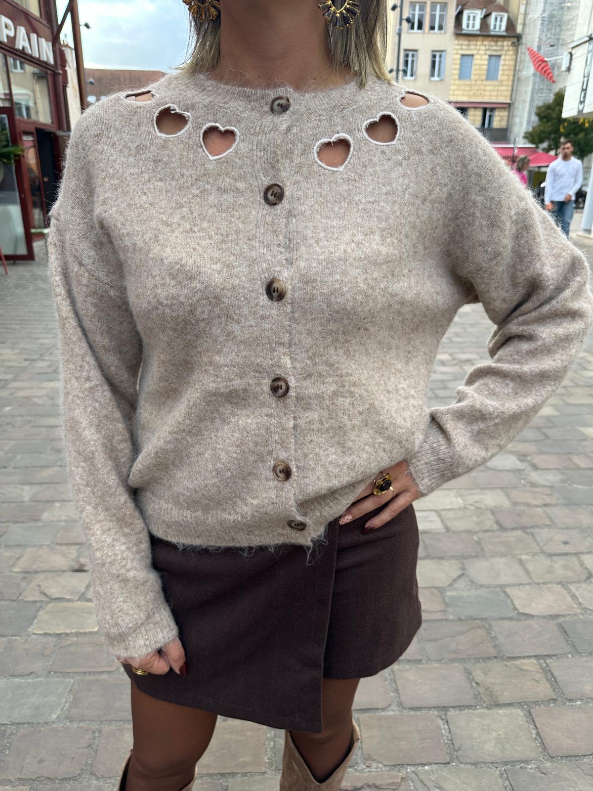 Gilet à Coeurs Ajourés Taupe – Camilia