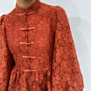 Blouse en Dentelle Florale à Boutons Fantaisie Terracotta – Célia