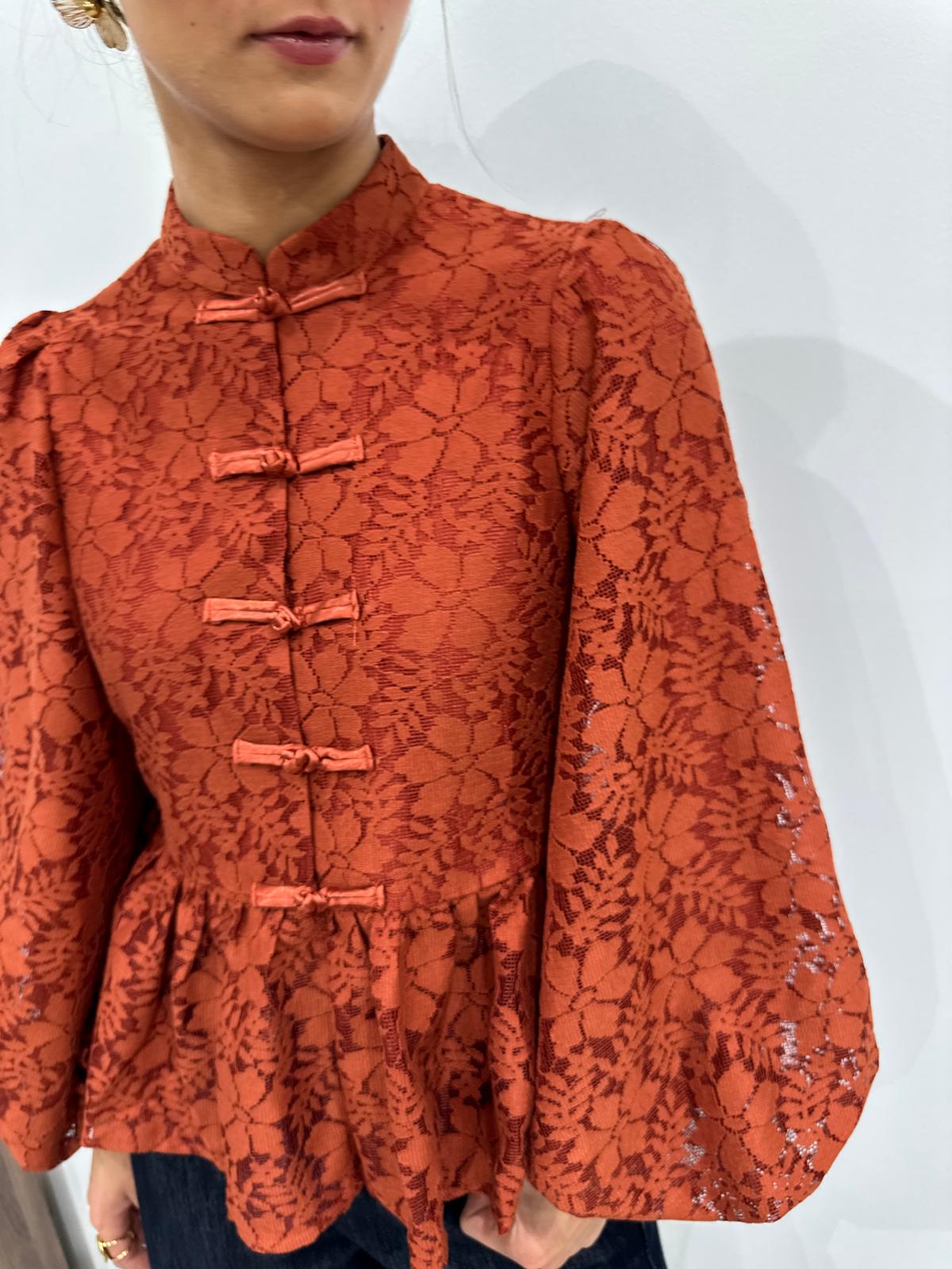 Blouse en Dentelle Florale à Boutons Fantaisie Terracotta – Célia