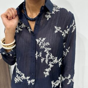 Chemise Brodée Fleurs Blanches Bleu Marine – Évelyne