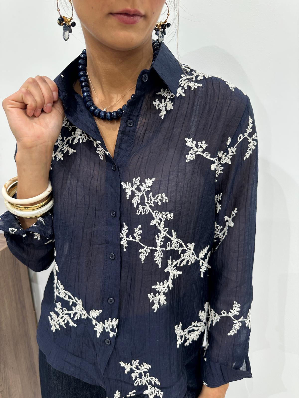 Chemise Brodée Fleurs Blanches Bleu Marine – Évelyne