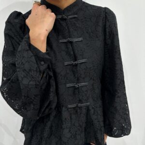 Blouse en Dentelle Florale à Boutons Fantaisie Noire - Célia