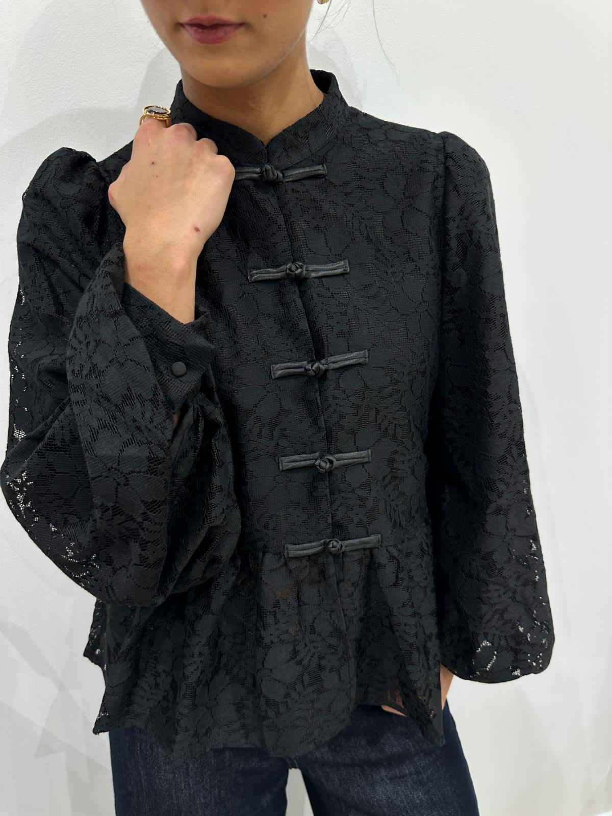 Blouse en Dentelle Florale à Boutons Fantaisie Noire – Célia