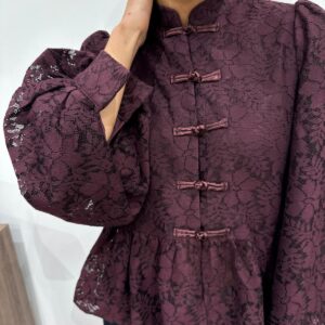 Blouse en Dentelle Florale à Boutons Fantaisie Bordeaux – Célia