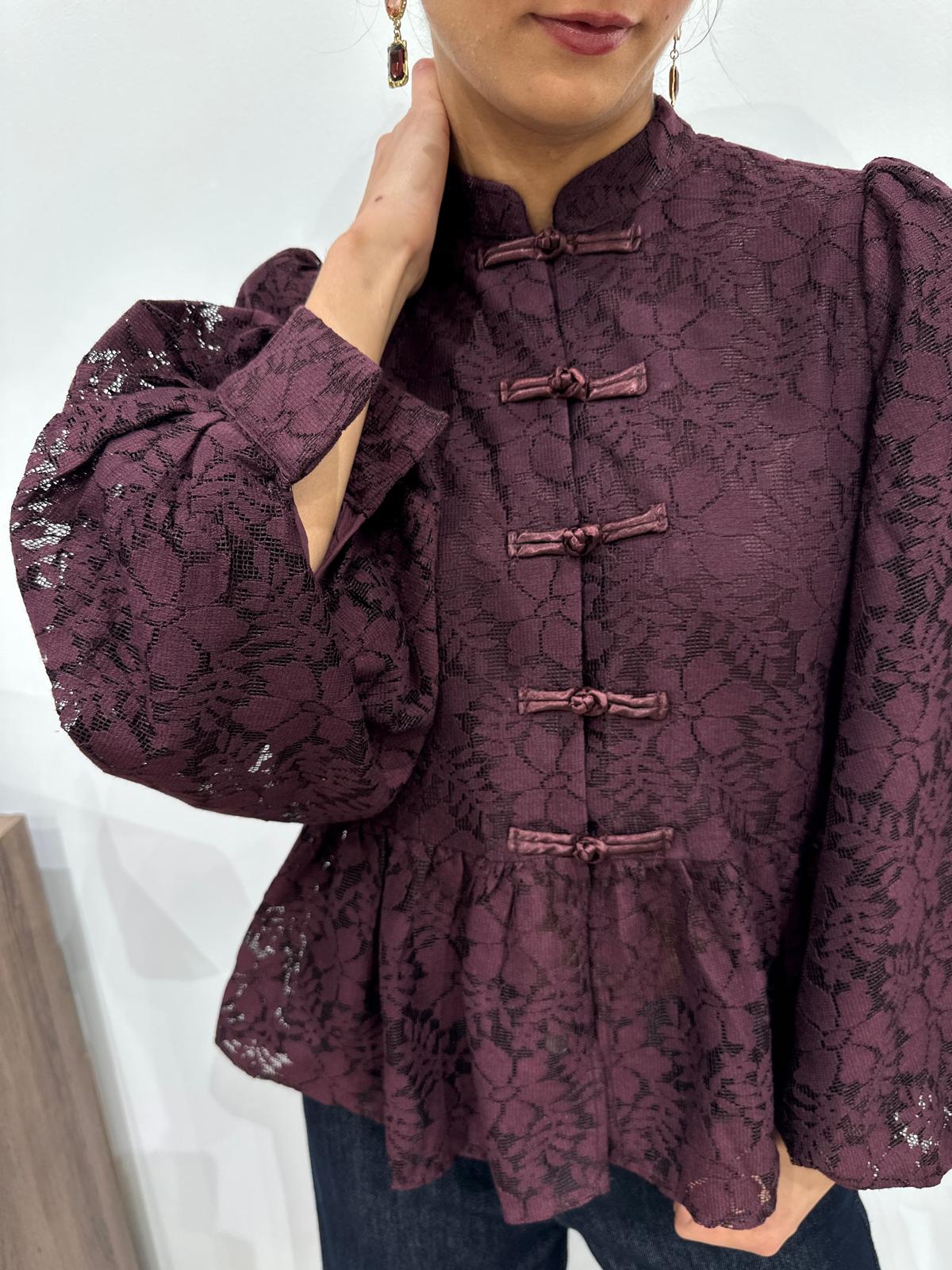 Blouse en Dentelle Florale à Boutons Fantaisie Bordeaux – Célia