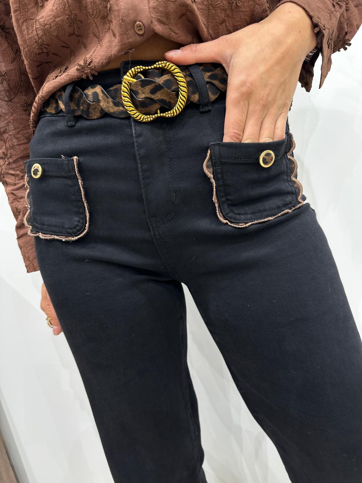Jean Noir à Poches Festonnées et Ceinture Léopard – Lucile