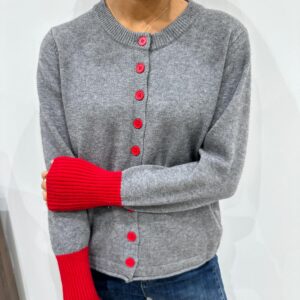 Gilet Gris à Boutons Rouges – Hermine
