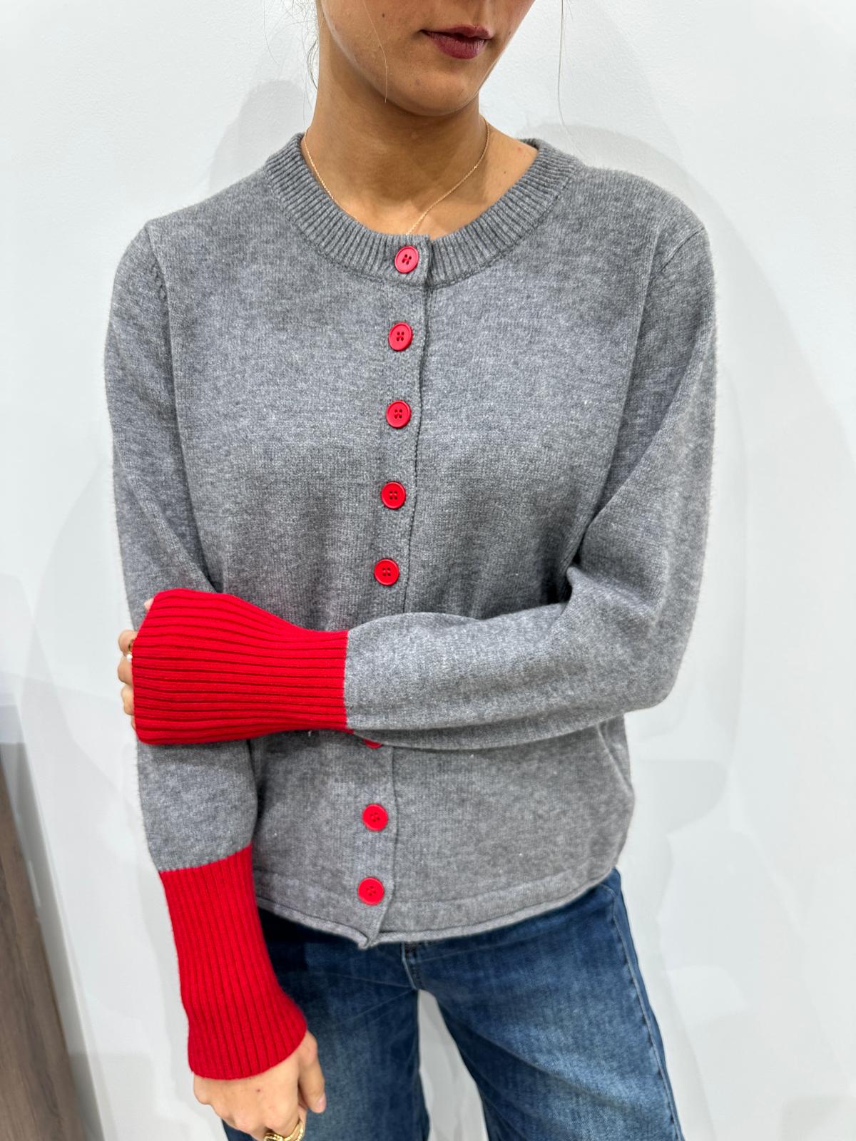 Gilet Gris à Boutons Rouges – Hermine