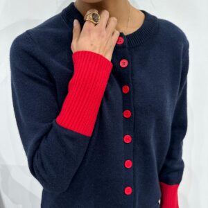 Gilet Marine à Boutons Rouges – Hermine
