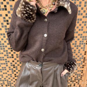 Gilet en Maille Col Fausse Fourrure Chocolat – Pauline