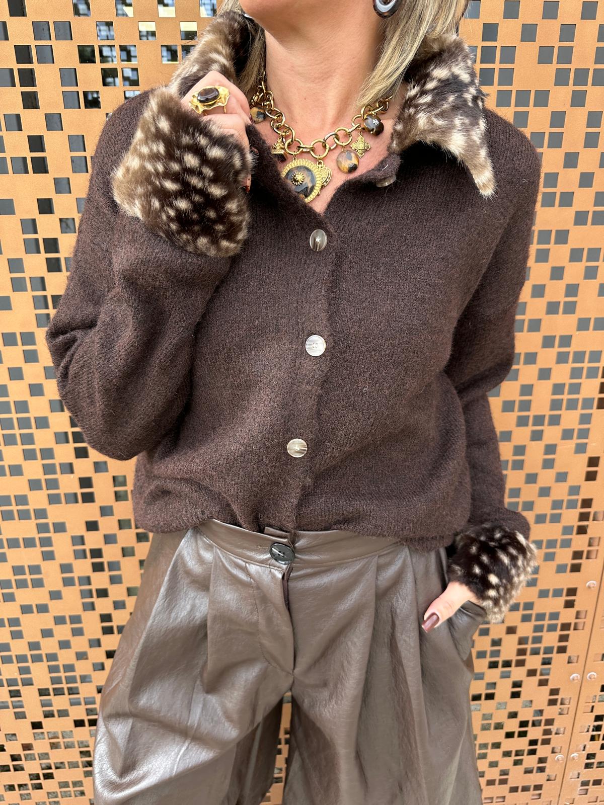 Gilet en Maille Col Fausse Fourrure Chocolat – Pauline