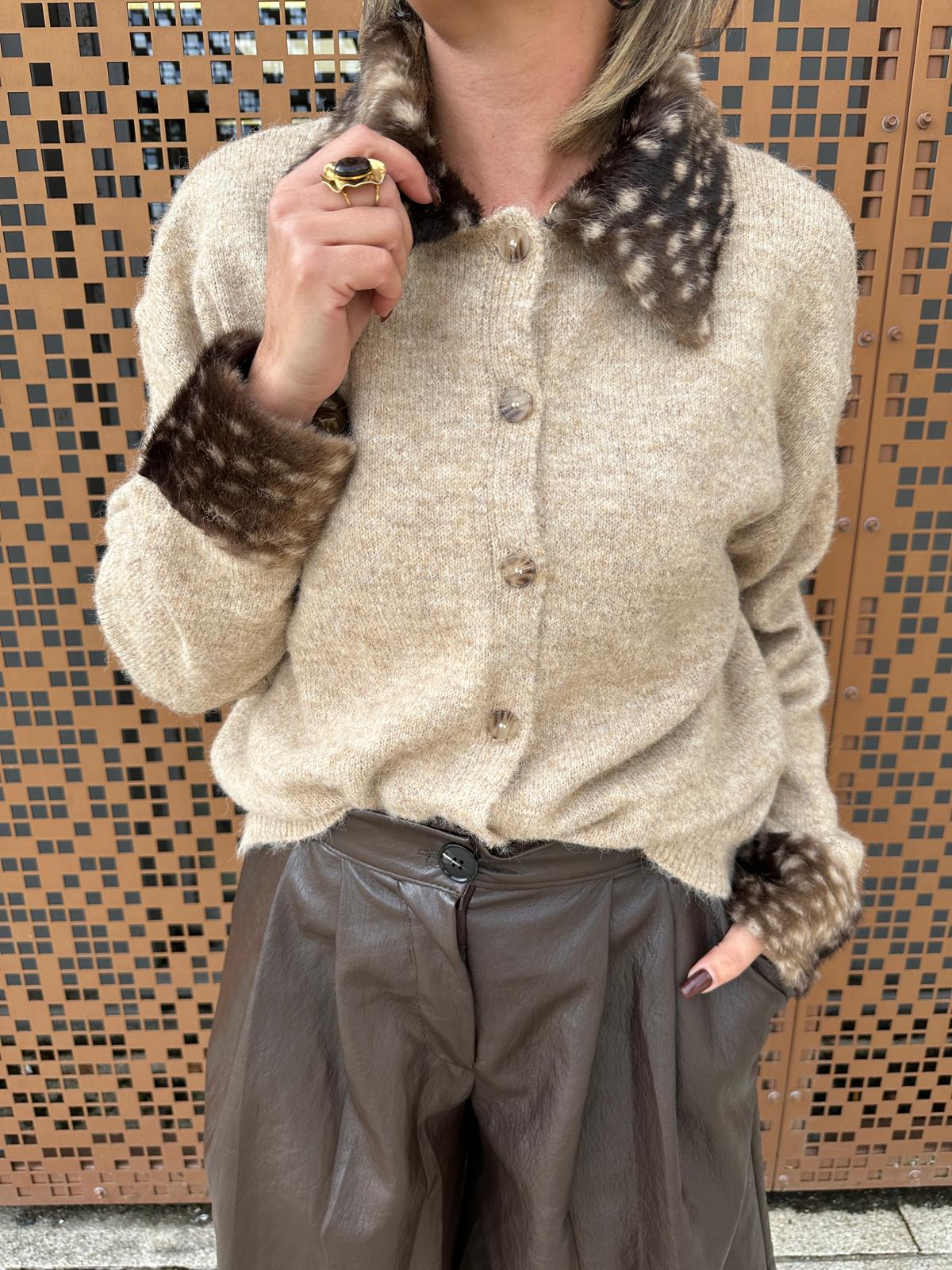 Gilet en Maille Col Fausse Fourrure Taupe – Pauline