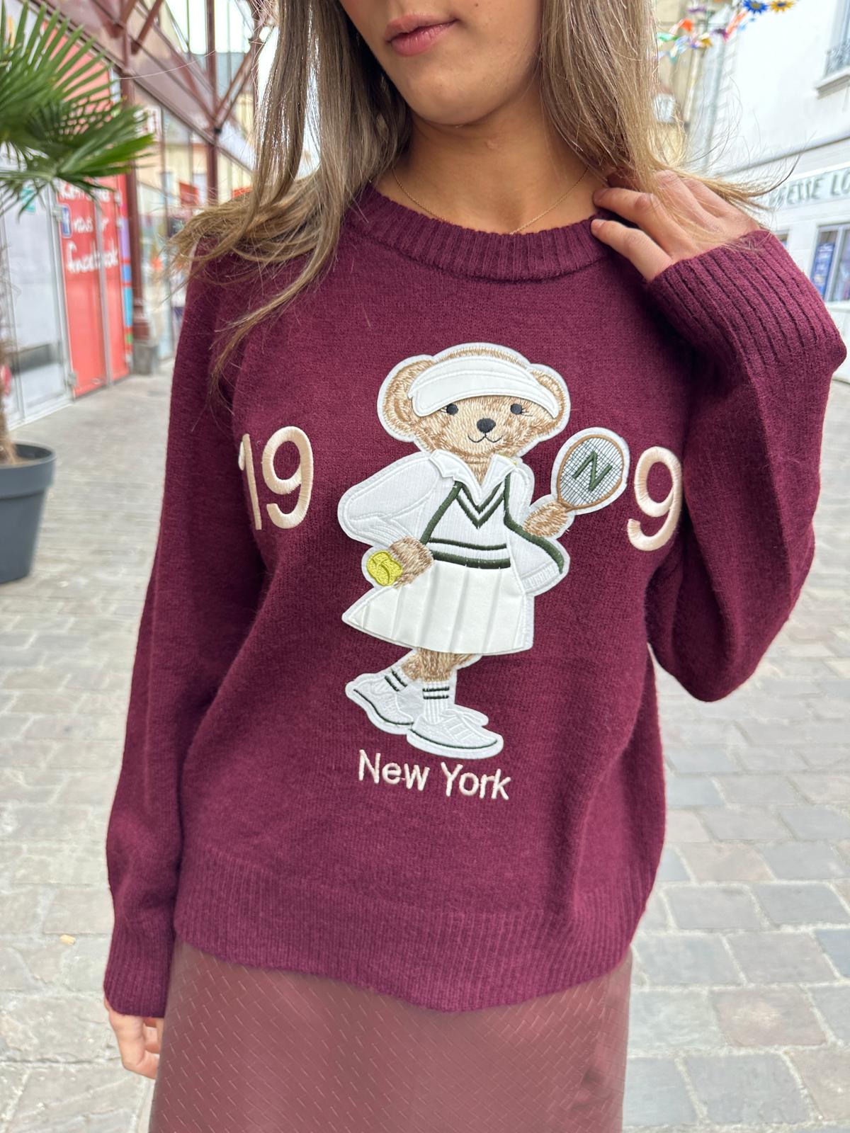 Pull Bordeaux à Ourson Tennis Brodé – Iris
