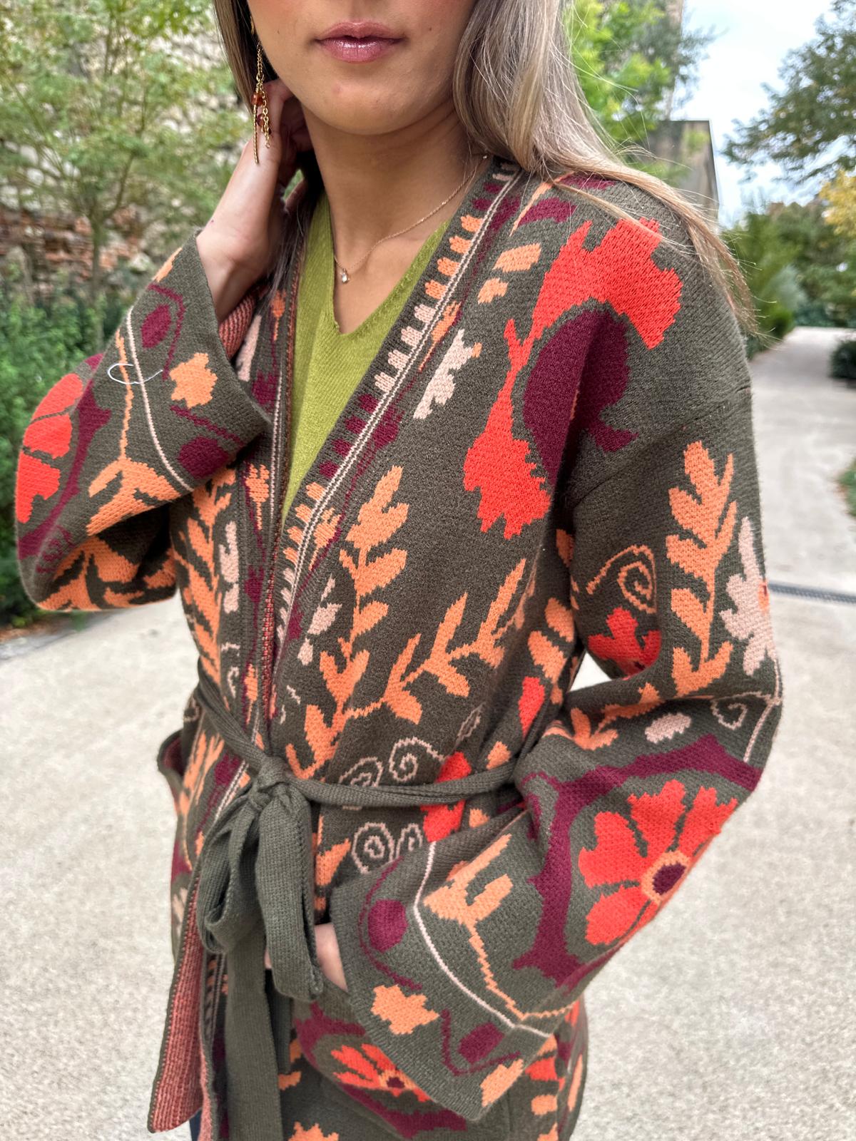‼️ Précommande ‼️ – Gilet Long en Maille à Motifs Floraux Avec Ceinture – Lucile