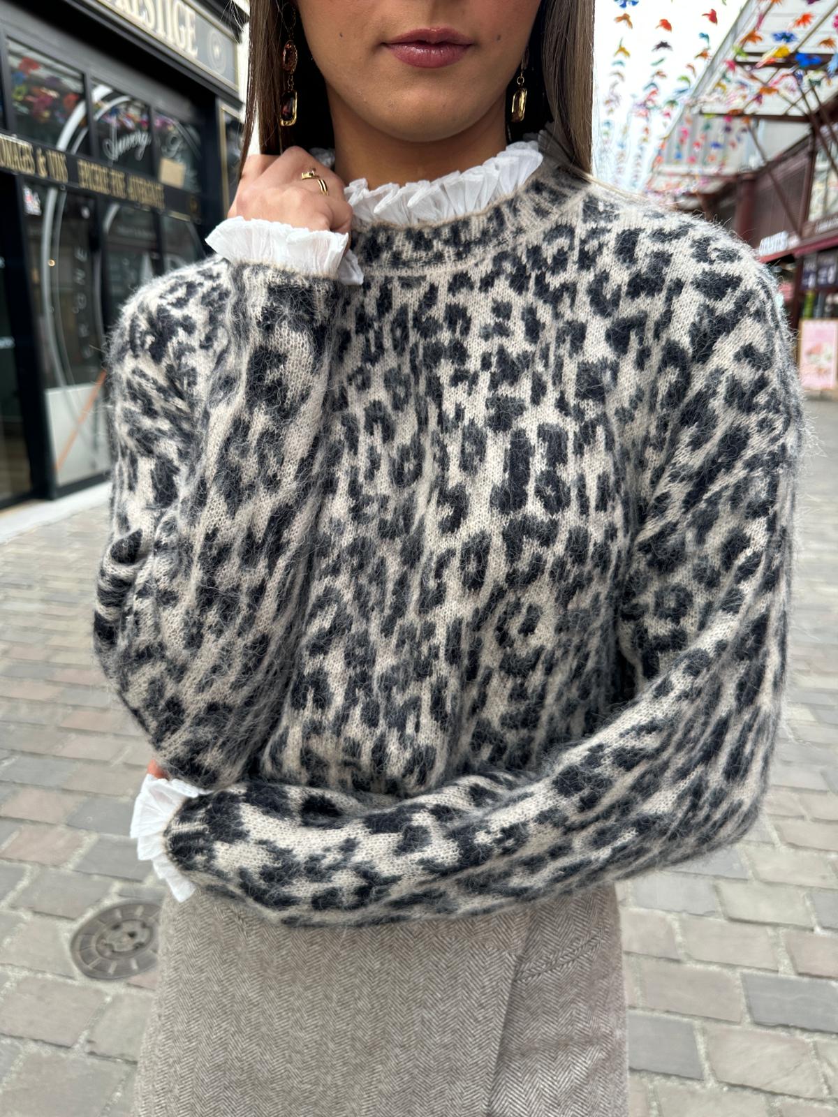 Pull léopard en maille duveteuse beige et noir – Zéphyrine
