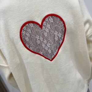 Pull en Maille Écru Avec Cœur en Dentelle au Dos – Inès