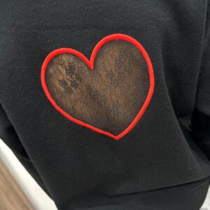 Pull en Maille Noir Avec Cœur en Dentelle au Dos – Inès