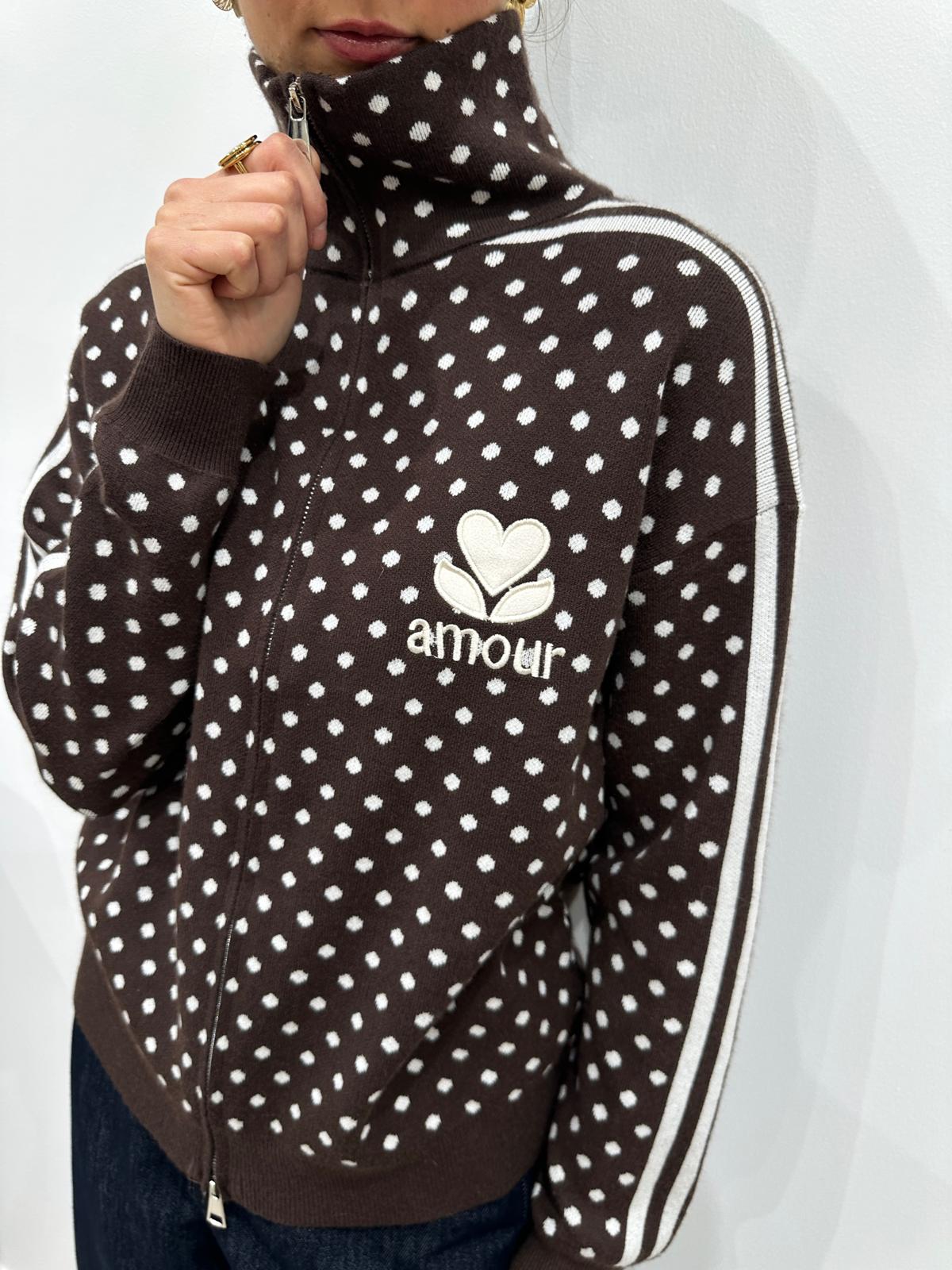 Gilet Zippé à Pois Chocolat et Écru – Évelina