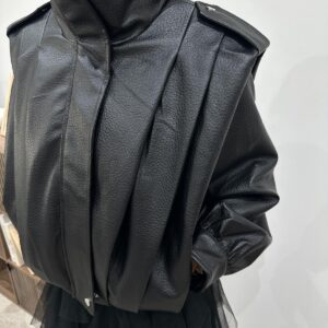 Veste Courte en Simili Cuir Noire à Épaules Structurées – Éléonise