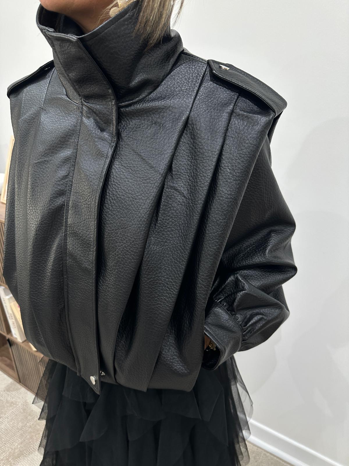 Veste Courte en Simili Cuir Noire à Épaules Structurées – Éléonise