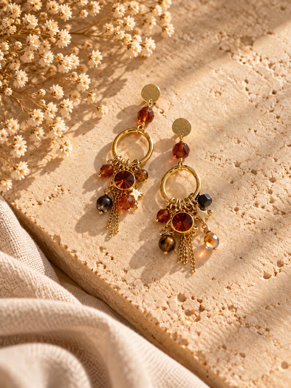 Boucles D&rsquo;oreilles Pendantes Dorées à Breloques Marron – Tessalia