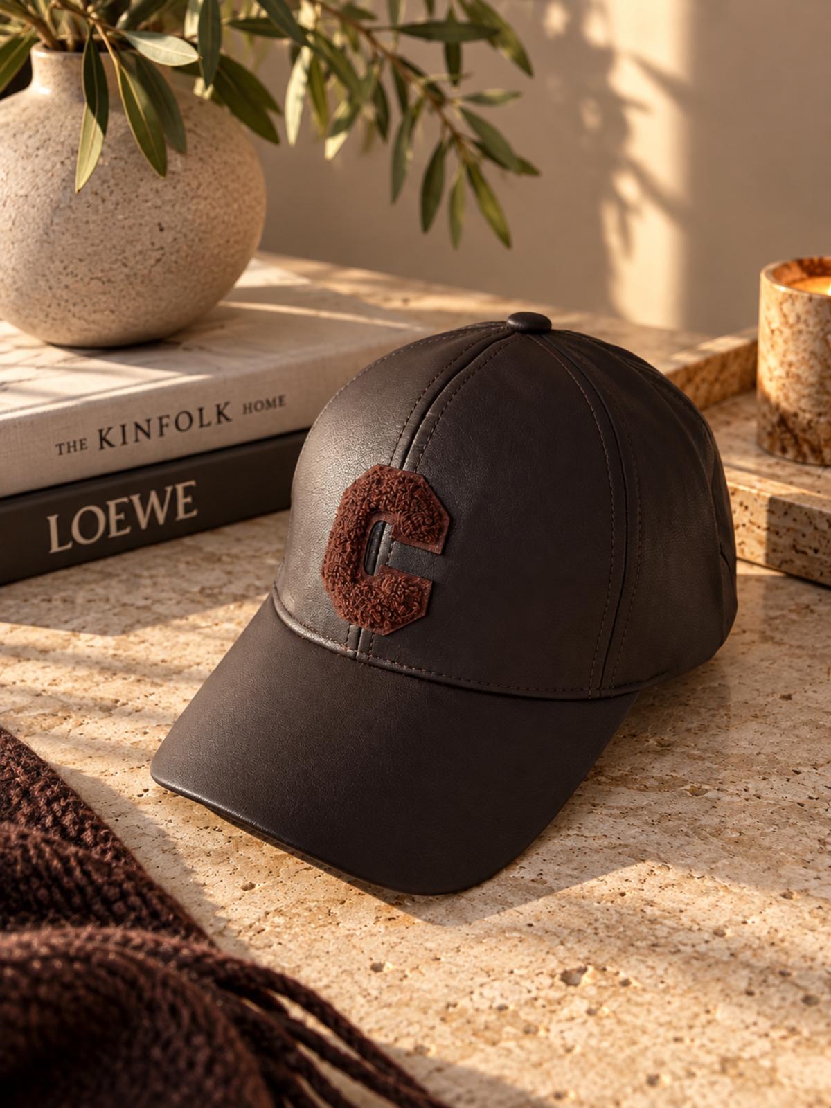 Casquette Chocolat Effet Cuir à Lettre C – Calyane