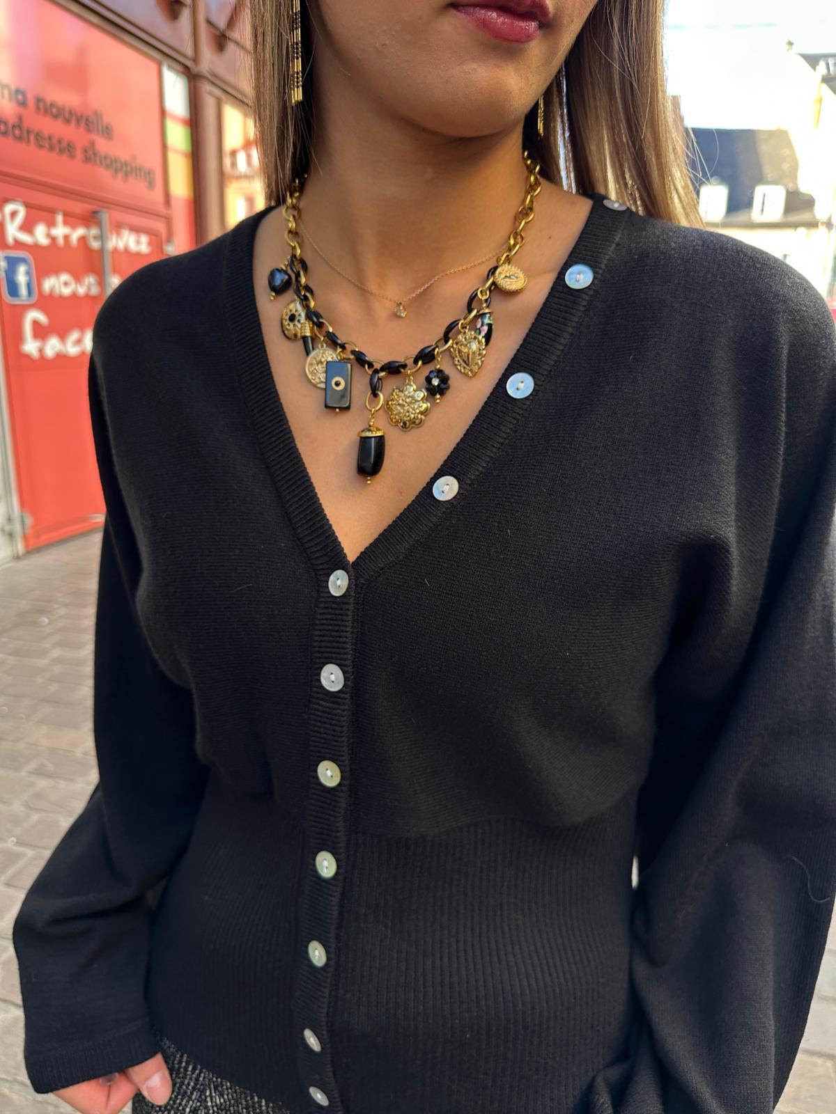 Gilet Noir Boutonné à Taille Ajustée – Orphéline