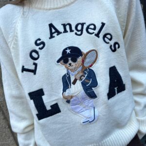 Pull Écru à Motif Ourson Tennis – Maéliane
