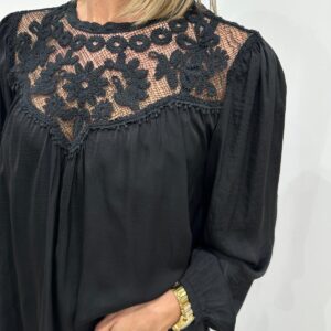 Blouse en Dentelle Brodée Noire – Azénore
