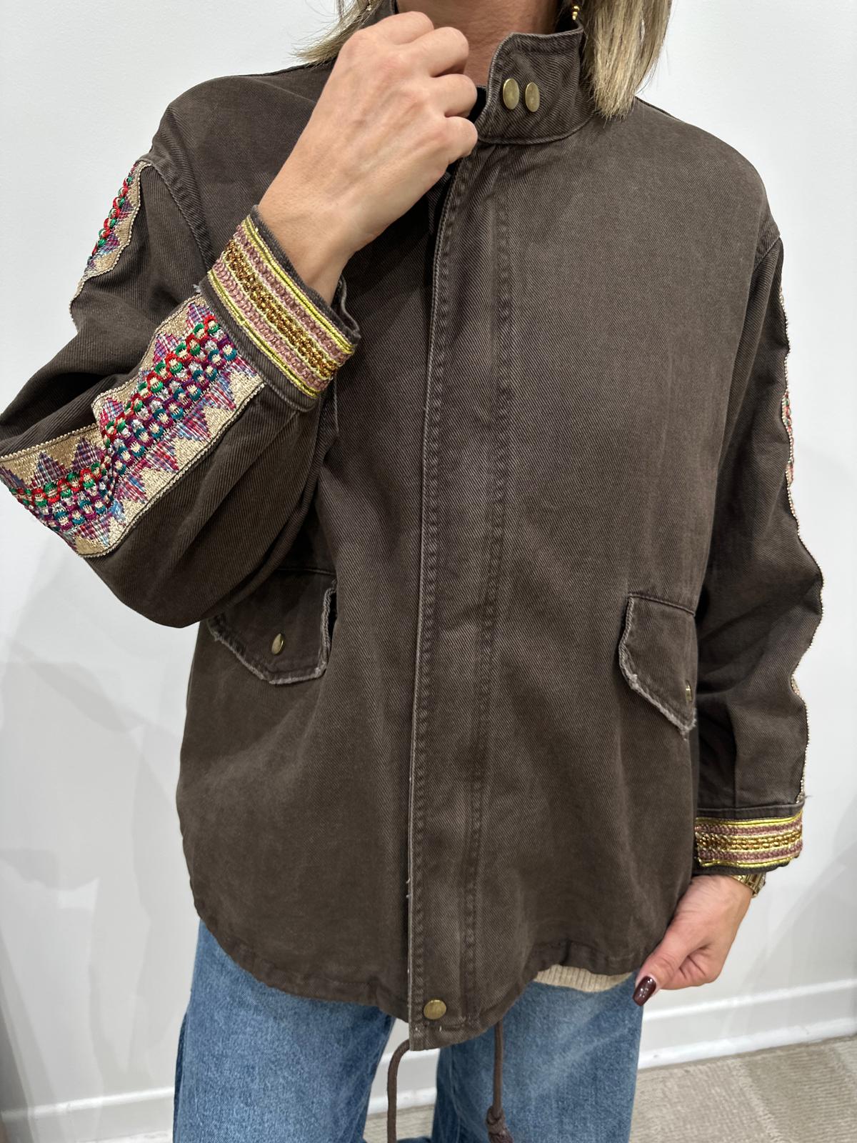 Veste Chocolat Brodée à Détails Multicolores – Azélina