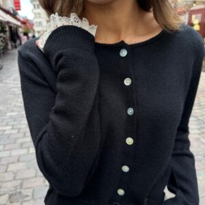 Gilet Noir à Dentelle et Boutons Nacrés – Conogane