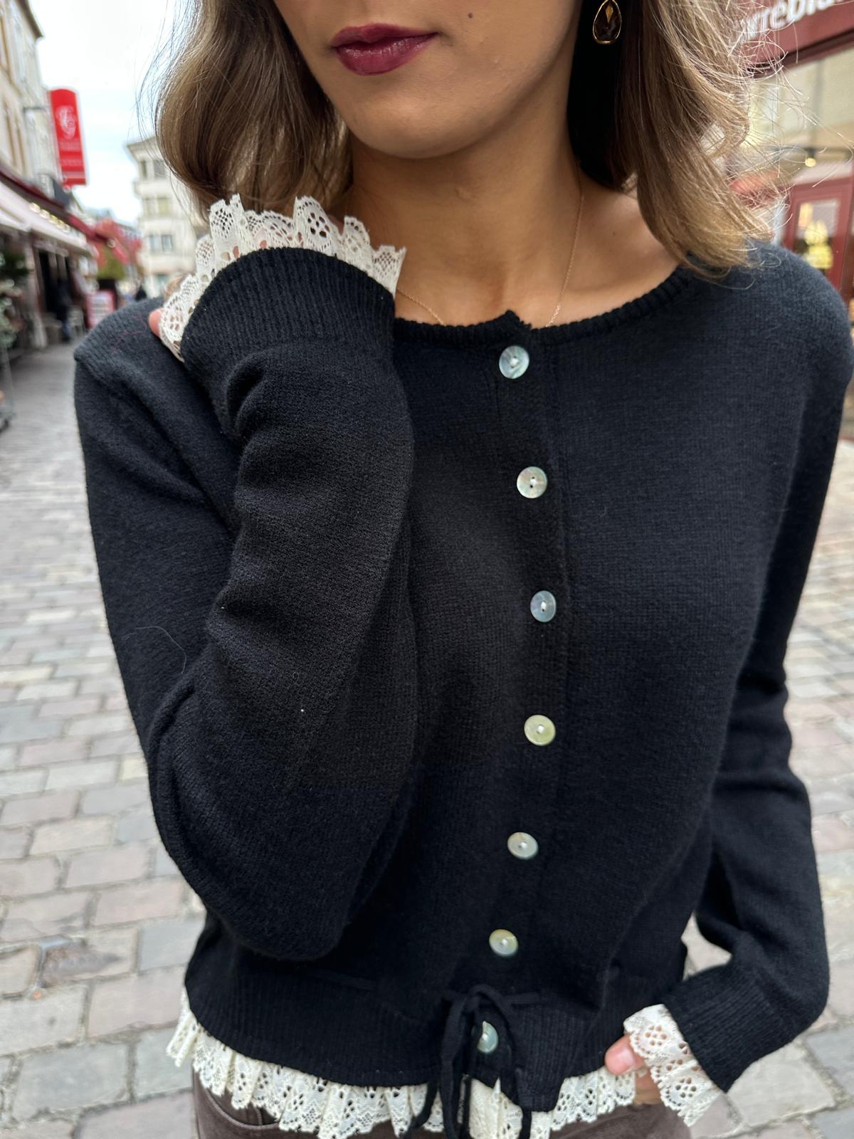 Gilet Noir à Dentelle et Boutons Nacrés – Conogane