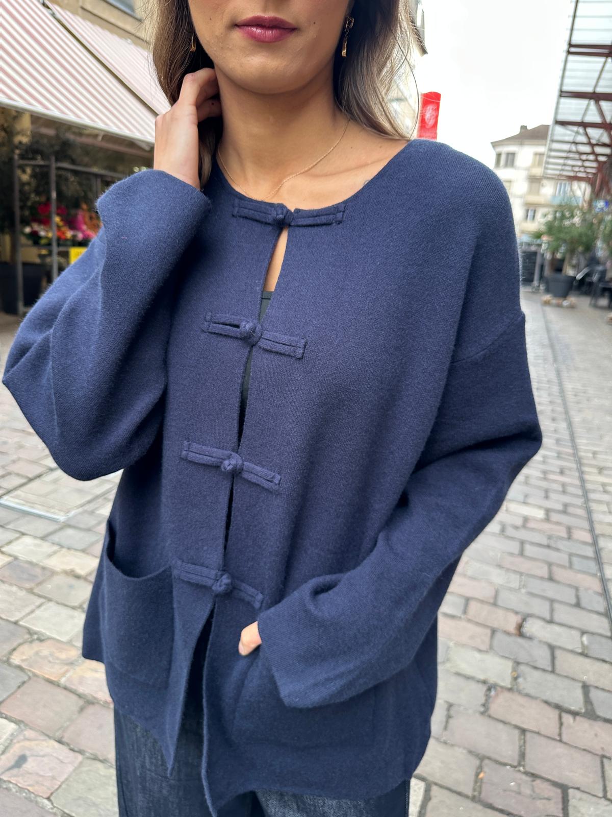 Gilet Marine à Boutons Chinois – Émérance