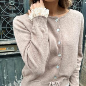 Gilet Taupe à Dentelle et Boutons Nacrés – Conogane