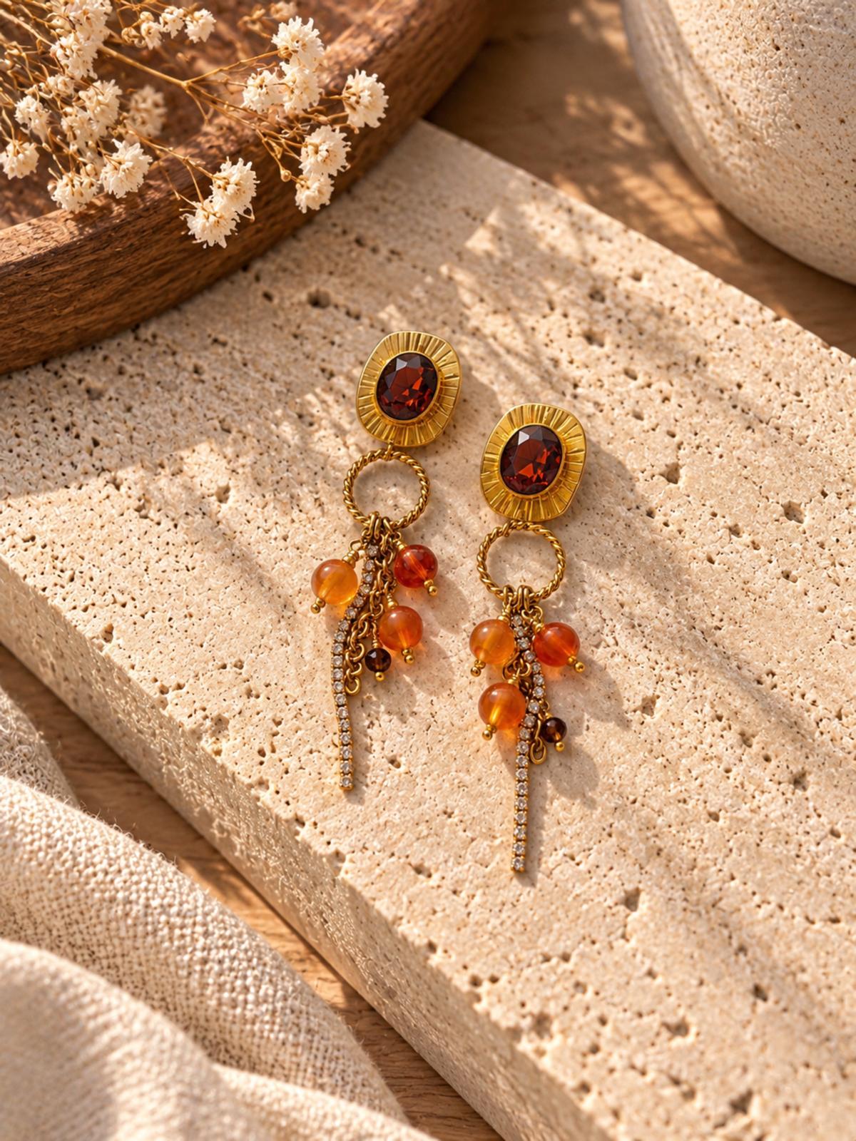 Boucles D&rsquo;oreilles Dorées à Pampilles Ambrées – Évanélie