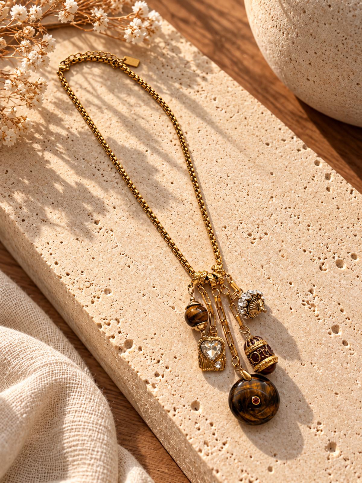 Collier Doré à Breloques Marron – Yuno