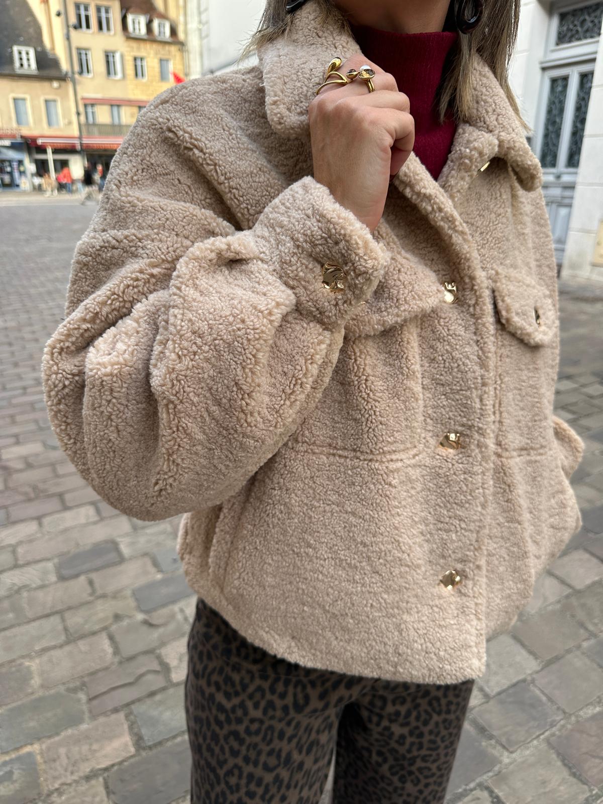Veste Beige en Moumoute à Boutons Dorés – Éléonine