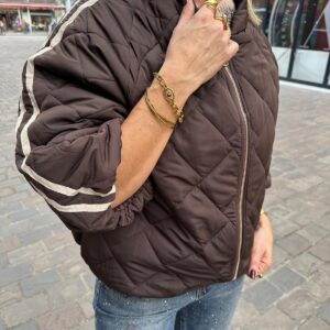 Veste Matelassée Chocolat à Losanges et Bandes Écrues – Émérance