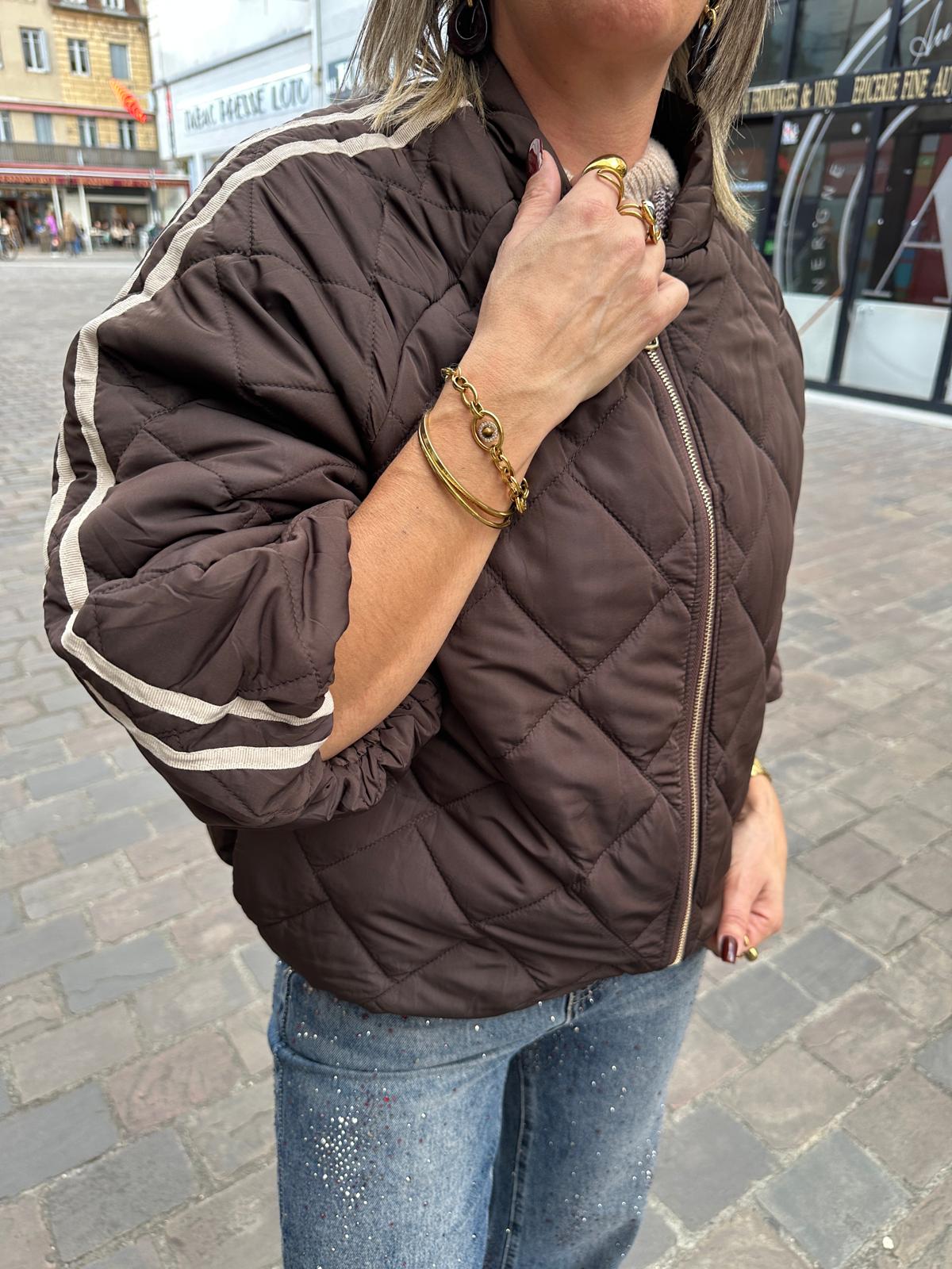 Veste Matelassée Chocolat à Losanges et Bandes Écrues – Émérance