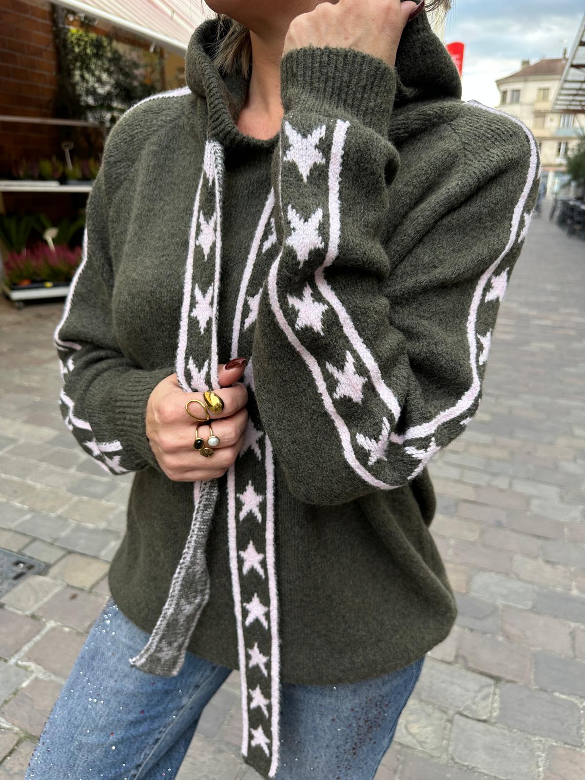 Pull à Capuche Kaki à Étoiles Roses – Auréliane